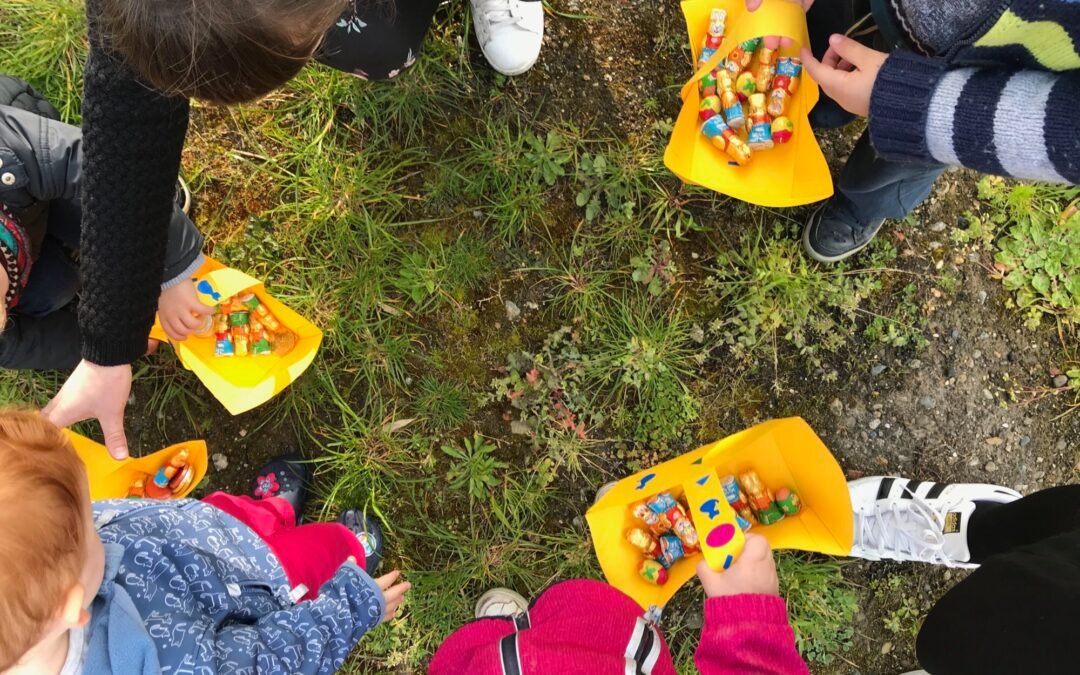 Chasse aux oeufs dans le jardin de la MAM